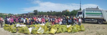 Polaris ecologizează plaja Mangalia alături de elevi